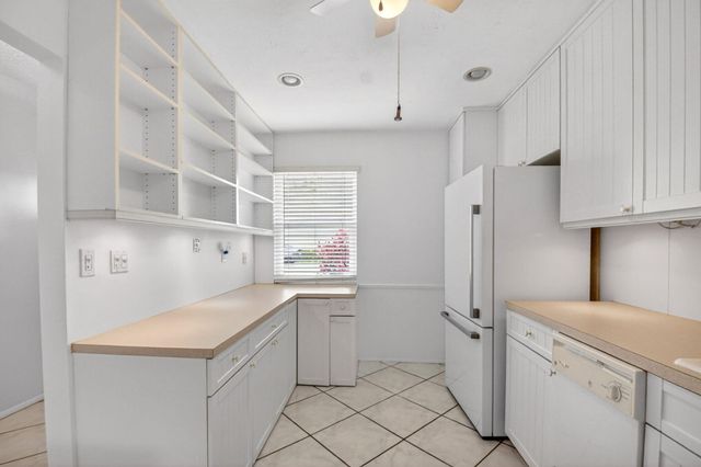 2886 E Fernley Dr Drive E 9, West Palm Beach, FL 33415