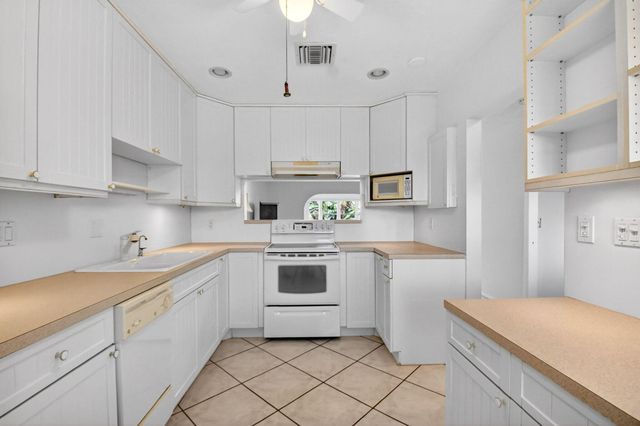 2886 E Fernley Dr Drive E 9, West Palm Beach, FL 33415