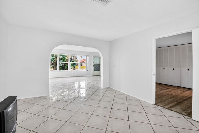 2886 E Fernley Dr Drive E 9, West Palm Beach, FL 33415