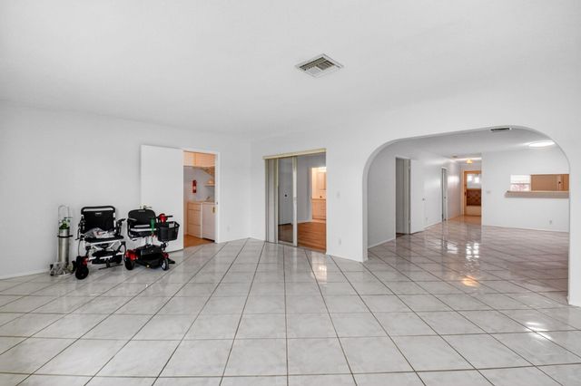 2886 E Fernley Dr Drive E 9, West Palm Beach, FL 33415