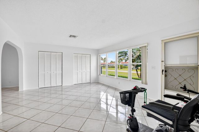 2886 E Fernley Dr Drive E 9, West Palm Beach, FL 33415