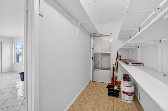 2886 E Fernley Dr Drive E 9, West Palm Beach, FL 33415