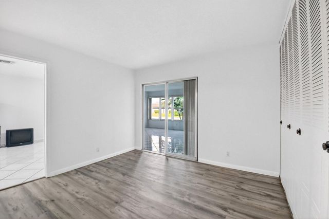 2886 E Fernley Dr Drive E 9, West Palm Beach, FL 33415