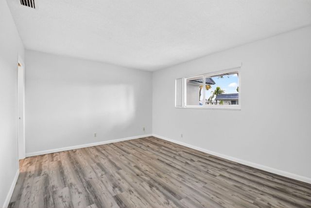 2886 E Fernley Dr Drive E 9, West Palm Beach, FL 33415