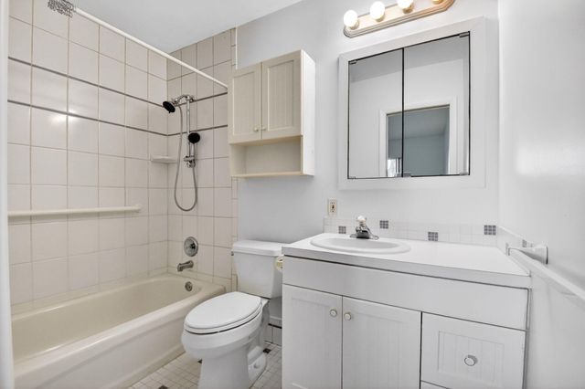 2886 E Fernley Dr Drive E 9, West Palm Beach, FL 33415