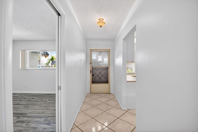 2886 E Fernley Dr Drive E 9, West Palm Beach, FL 33415