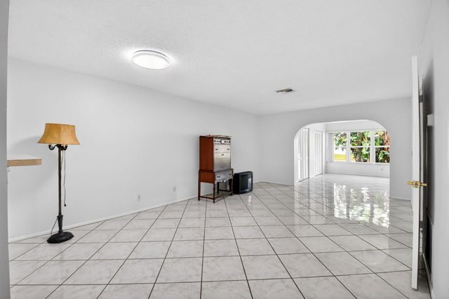 2886 E Fernley Dr Drive E 9, West Palm Beach, FL 33415