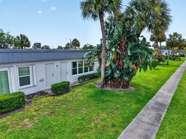 2886 E Fernley Dr Drive E 9, West Palm Beach, FL 33415