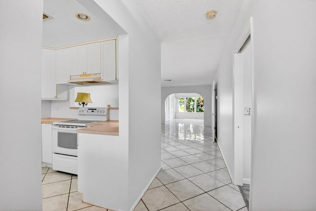 2886 E Fernley Dr Drive E 9, West Palm Beach, FL 33415