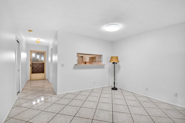 2886 E Fernley Dr Drive E 9, West Palm Beach, FL 33415