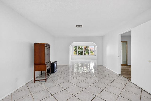 2886 E Fernley Dr Drive E 9, West Palm Beach, FL 33415