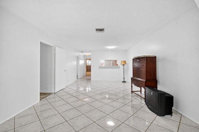 2886 E Fernley Dr Drive E 9, West Palm Beach, FL 33415