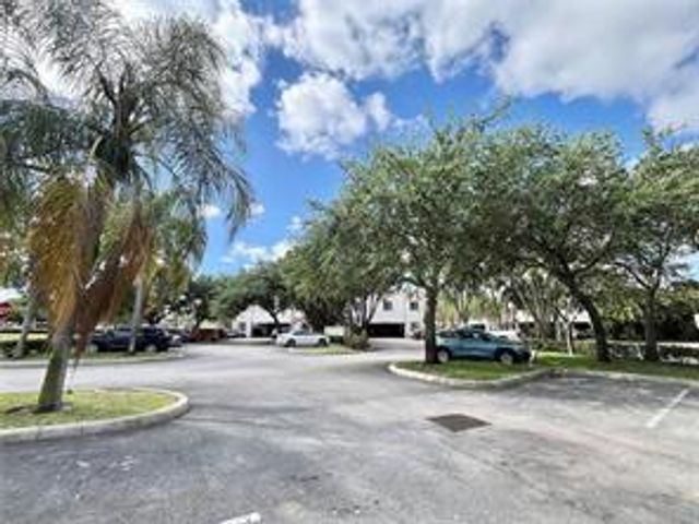 6099 Stirling Rd, Davie, FL 33314