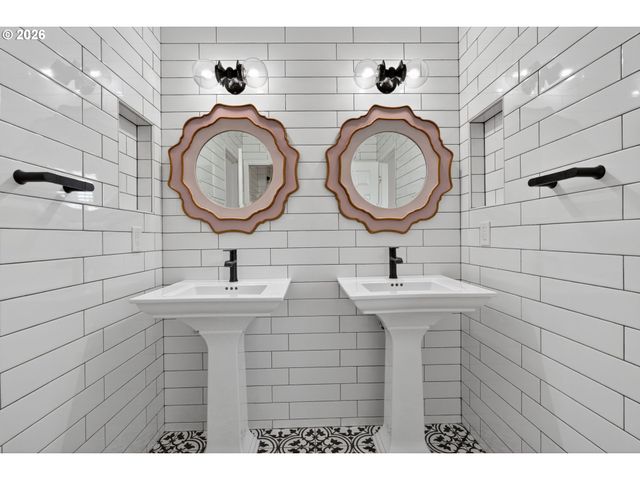 9149 Nw MCKENNA Dr, Portland, OR 97229