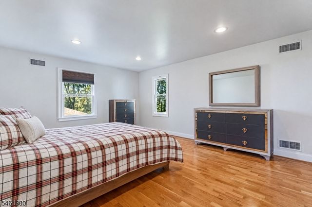 4 Conklin Dr, Clifton City, NJ 07013