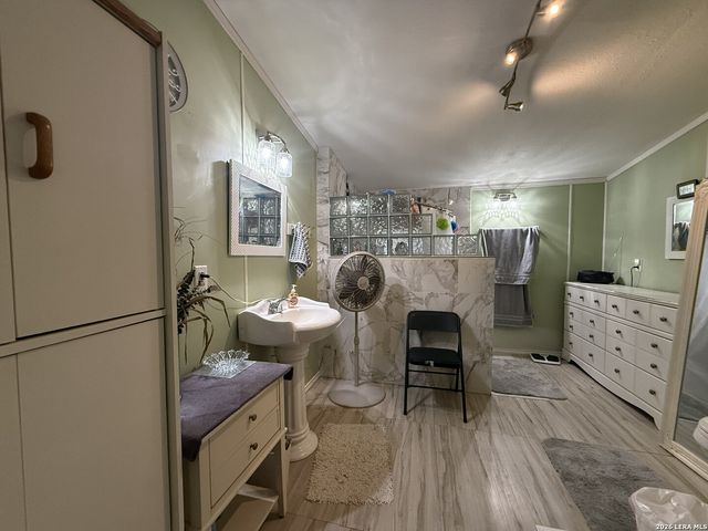 276 County Road 7710, Devine, TX 78016