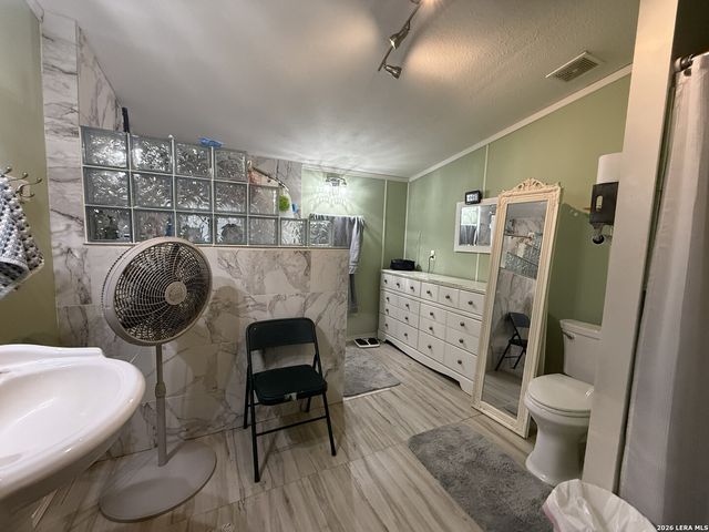 276 County Road 7710, Devine, TX 78016