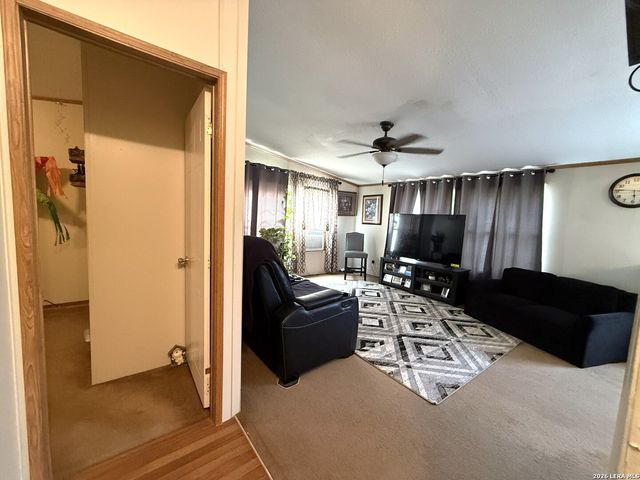 276 County Road 7710, Devine, TX 78016