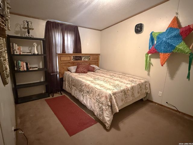 276 County Road 7710, Devine, TX 78016