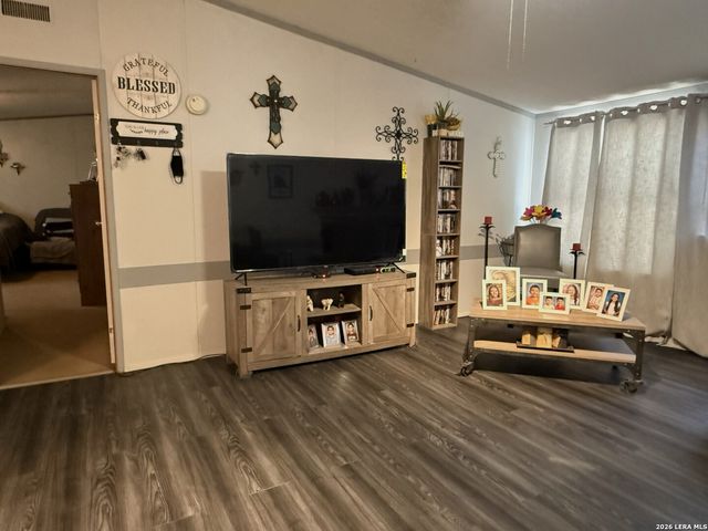 276 County Road 7710, Devine, TX 78016