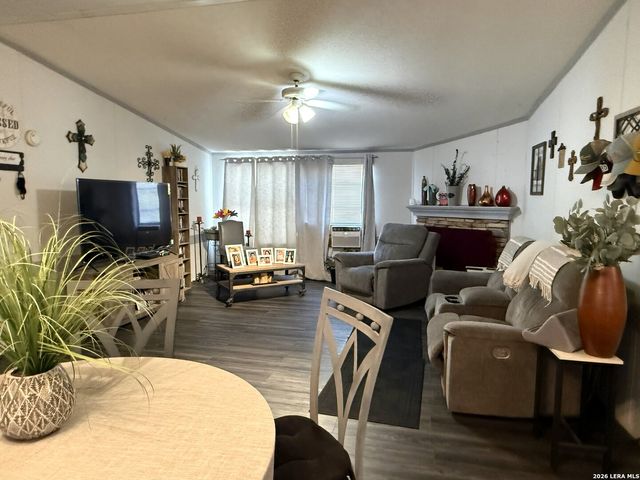 276 County Road 7710, Devine, TX 78016