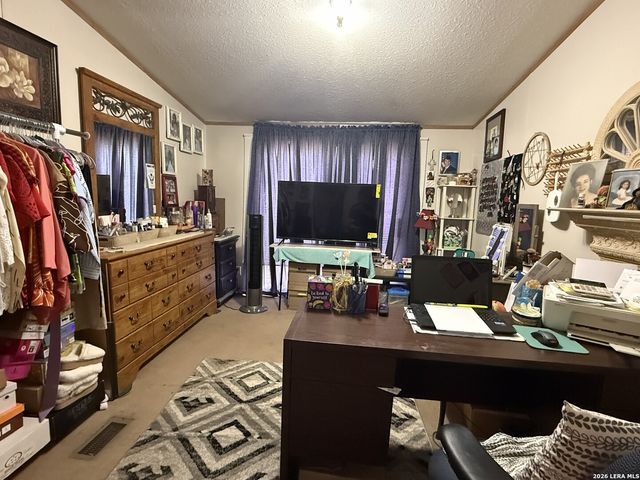 276 County Road 7710, Devine, TX 78016