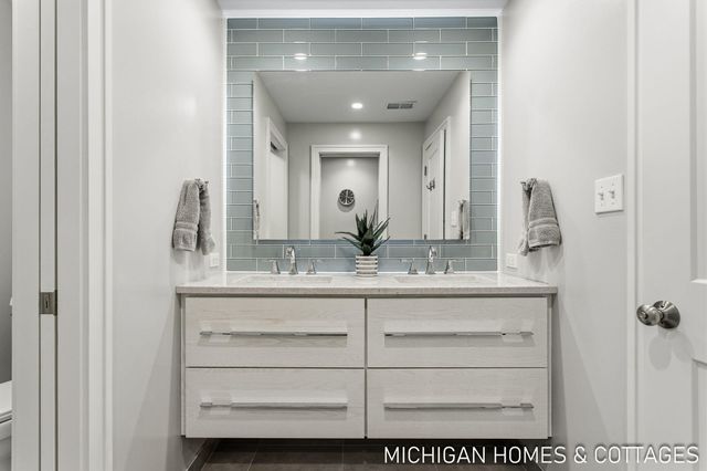 6700 Ratcliff Drive, Holland, MI 49423