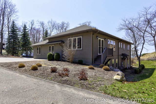 6700 Ratcliff Drive, Holland, MI 49423