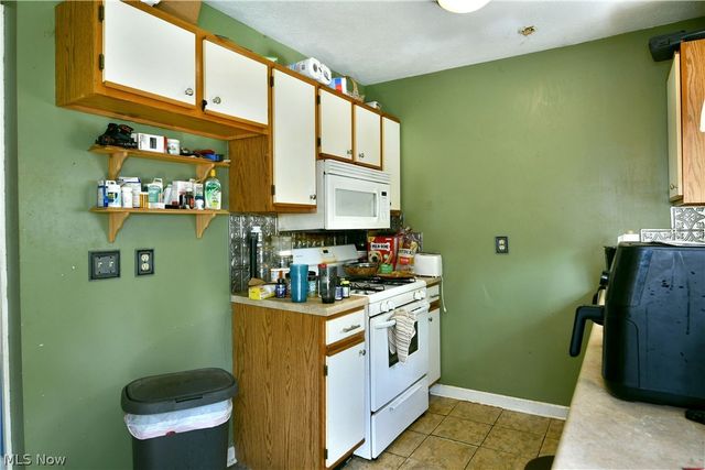 906 Elizabeth Court, Cuyahoga Falls, OH 44221