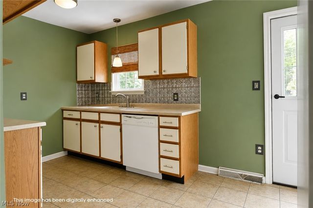 906 Elizabeth Court, Cuyahoga Falls, OH 44221