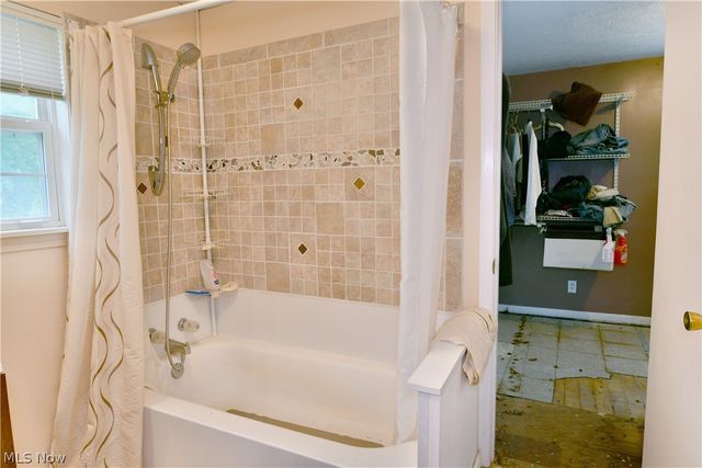 906 Elizabeth Court, Cuyahoga Falls, OH 44221