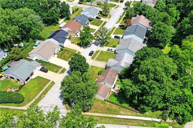906 Elizabeth Court, Cuyahoga Falls, OH 44221