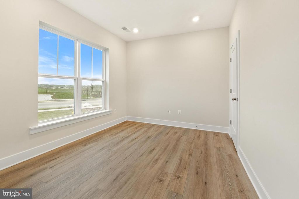 718 WALNUT AVE, North Beach, MD 20714