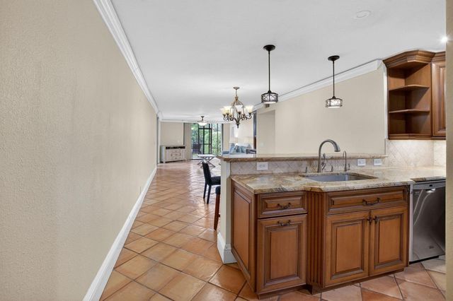 1202 S Lake Drive 105, Lantana, FL 33462