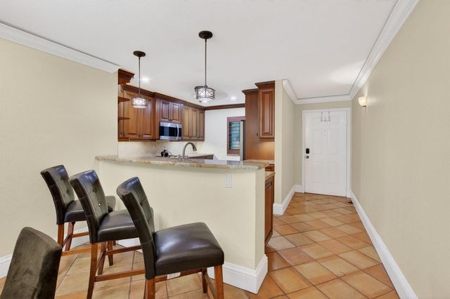 1202 S Lake Drive 105, Lantana, FL 33462