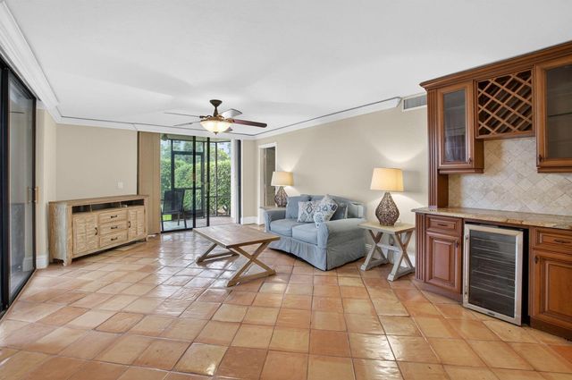 1202 S Lake Drive 105, Lantana, FL 33462