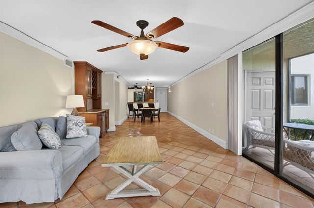 1202 S Lake Drive 105, Lantana, FL 33462