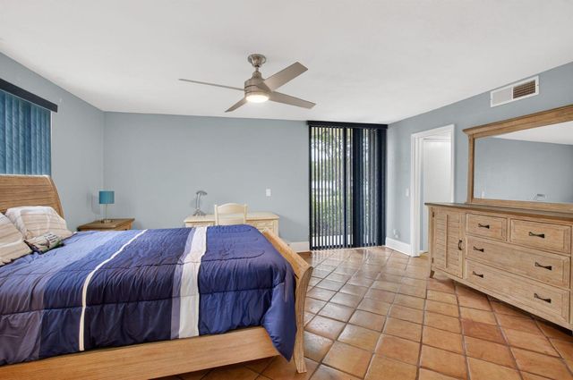 1202 S Lake Drive 105, Lantana, FL 33462