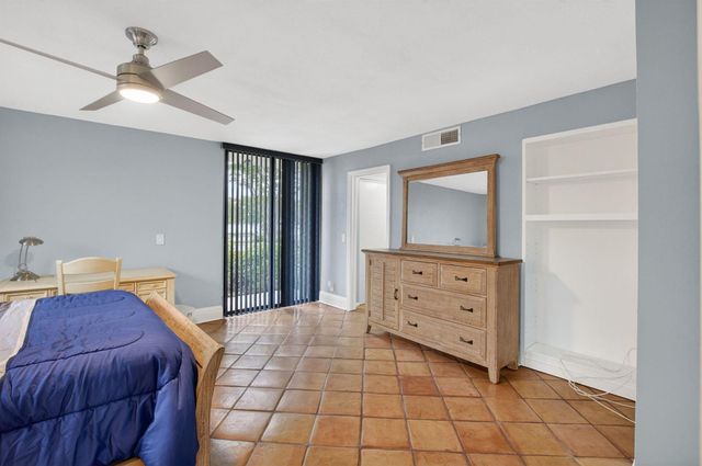 1202 S Lake Drive 105, Lantana, FL 33462