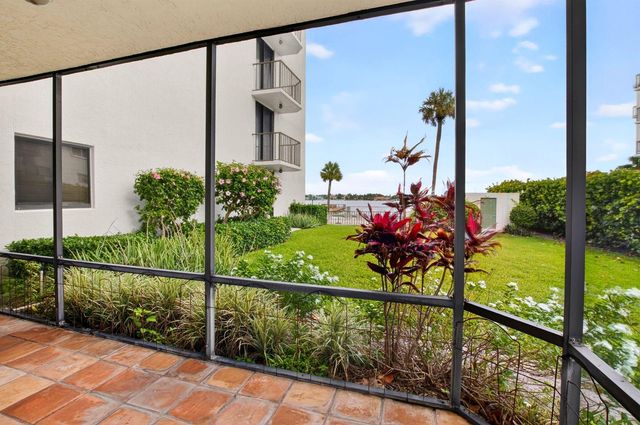 1202 S Lake Drive 105, Lantana, FL 33462