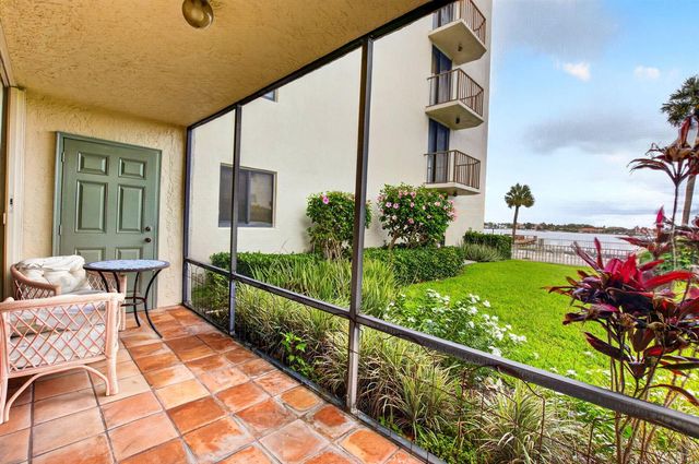 1202 S Lake Drive 105, Lantana, FL 33462