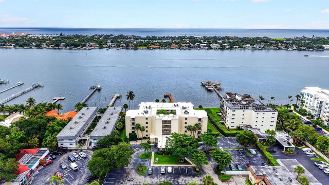 1202 S Lake Drive 105, Lantana, FL 33462