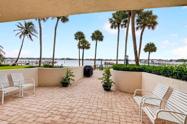 1202 S Lake Drive 105, Lantana, FL 33462