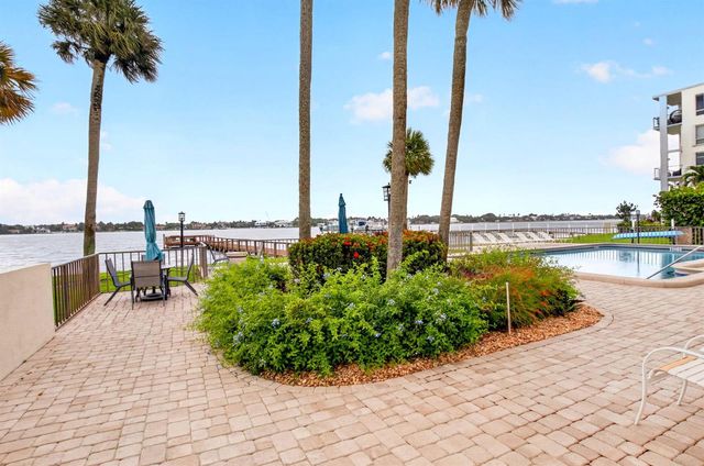 1202 S Lake Drive 105, Lantana, FL 33462