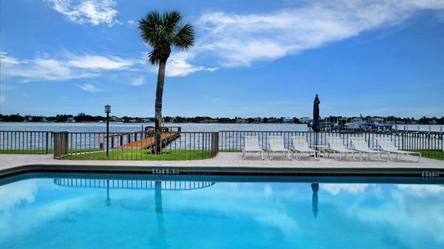 1202 S Lake Drive 105, Lantana, FL 33462