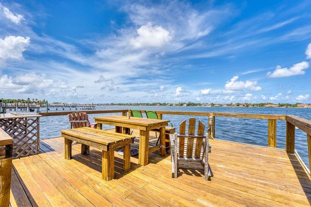 1202 S Lake Drive 105, Lantana, FL 33462