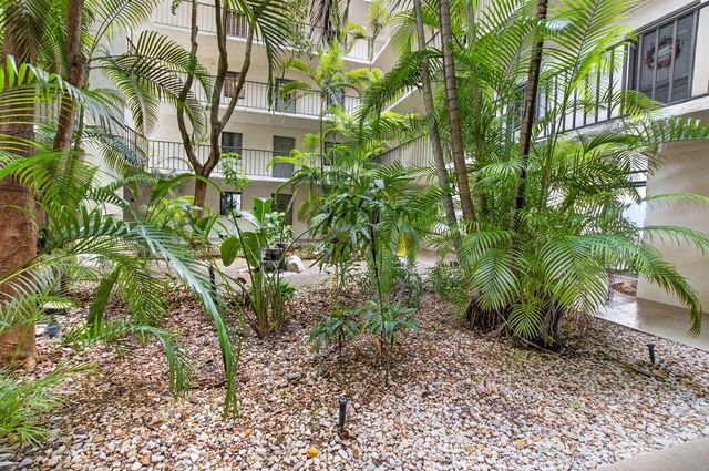 1202 S Lake Drive 105, Lantana, FL 33462