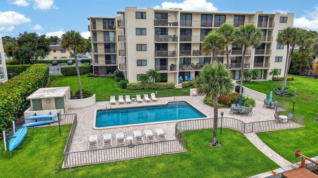 1202 S Lake Drive 105, Lantana, FL 33462