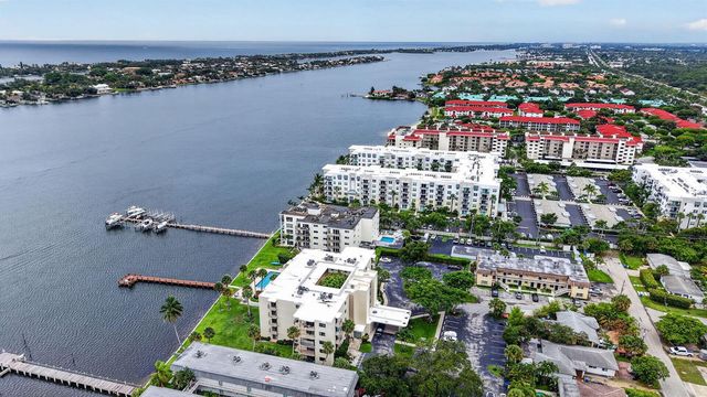 1202 S Lake Drive 105, Lantana, FL 33462