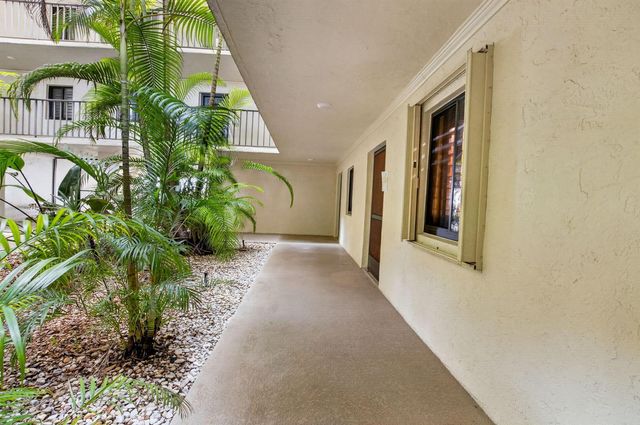 1202 S Lake Drive 105, Lantana, FL 33462